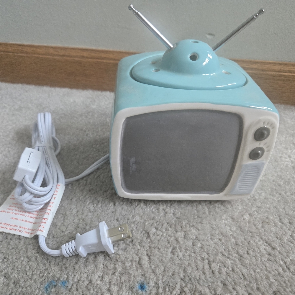 Scentsy Vintage TV- Shaped Scentsy Warmer- Light Blue and White